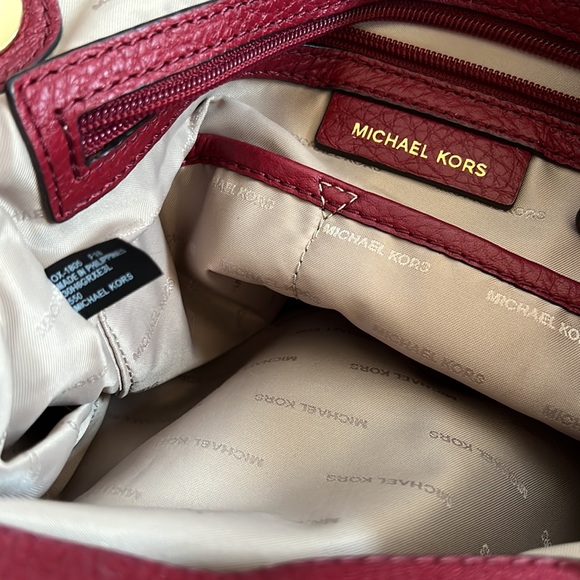 Michael Kors Raven Large leather shoulder bag in maroon color - Picture 10 of 16